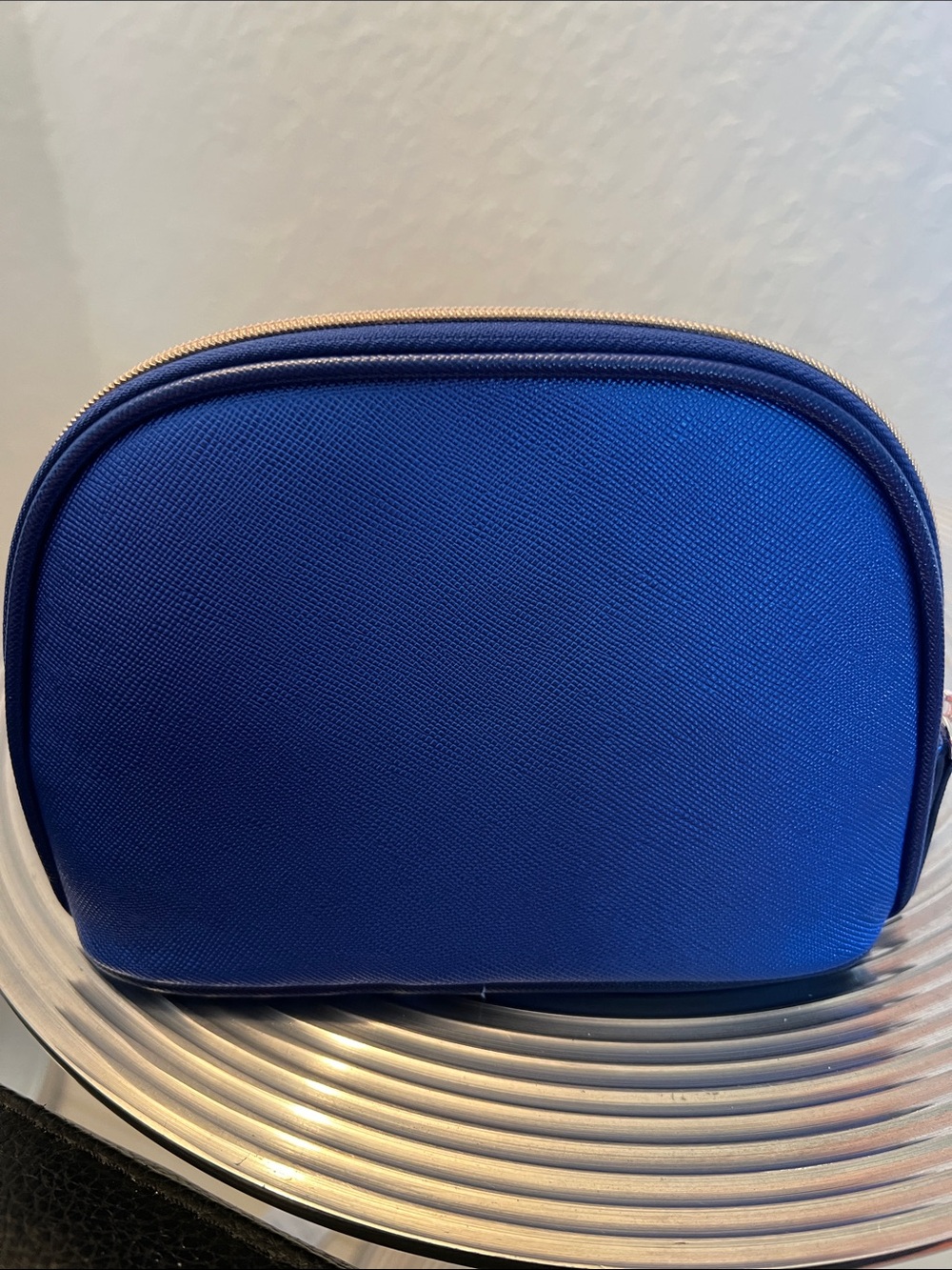 Woman’s LAMER Blue Leather Travel Pouch - Picture 4 of 6
